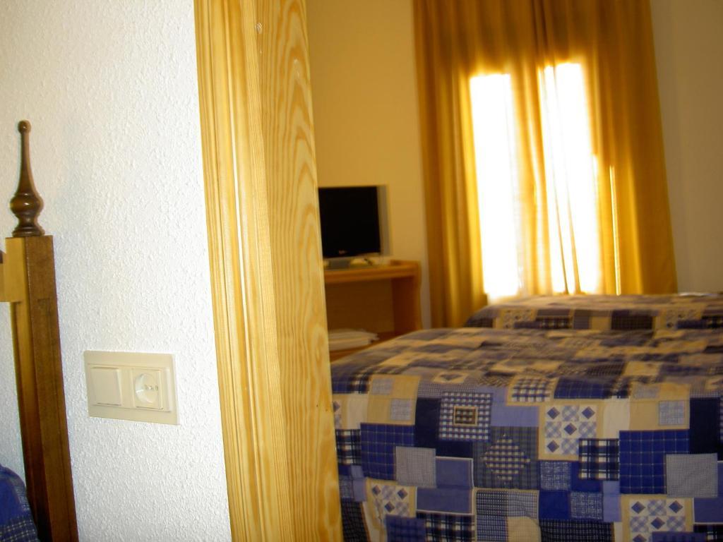 Hotel Alvarez Tuejar Bilik gambar